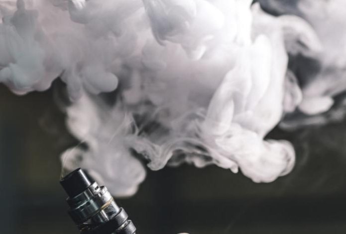 Врач предупредил о смертельных последствиях курения вейпа