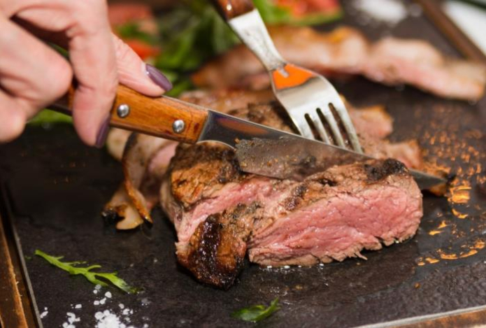 Названа самая грозная болезнь, при которой возникает отвращение к мясу