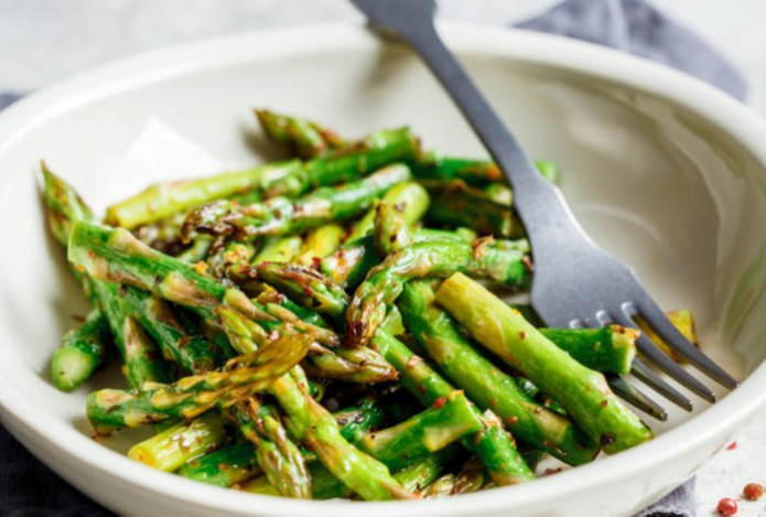 Нутрициолог перечислила полезные свойства спаржи