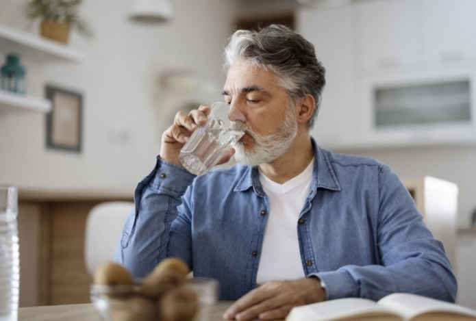 Эксперты назвали шесть причин, почему нужно пить тёплую воду по утрам