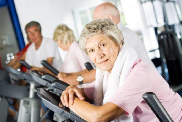 Даже с кровати вставать не придется. Названо идеальное упражнение для людей после 50 лет