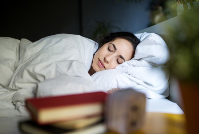 Сон на каком боку уменьшает храп и изжогу — ответ невролога