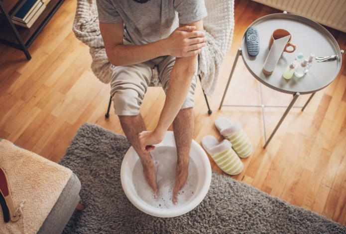 Могут ли горячие ванны для ног облегчить приступ мигрени?