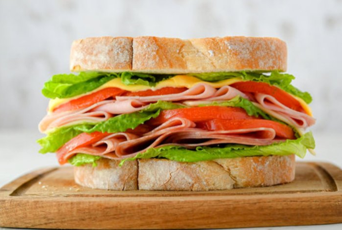 Гастроэнтеролог назвал самый вредный бутерброд