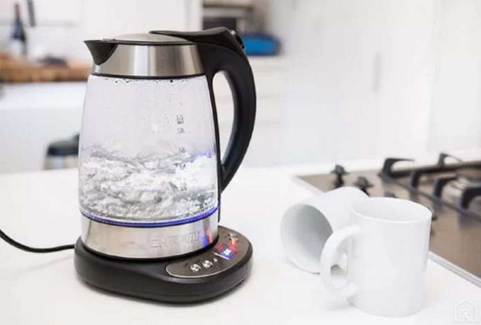 Гастроэнтеролог развеял популярные мифы о воде