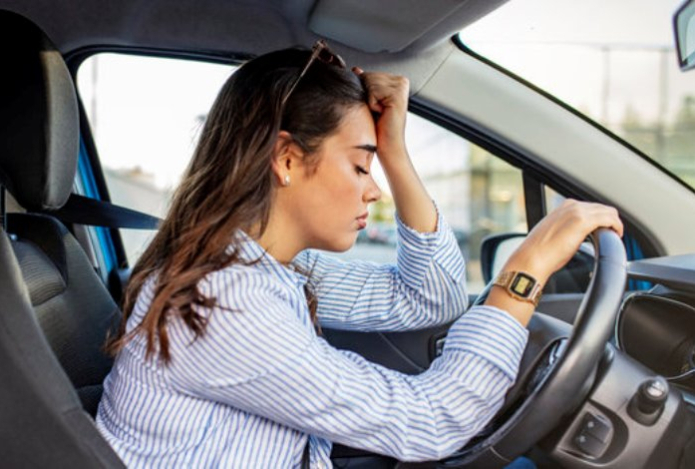 строчка швейной машинки петляет снизу. схема намотки нити на шпульку швейной машины. рвёт верхнюю нить в швейной машинке. почему машинка рвет верхнюю. стиральная машина.