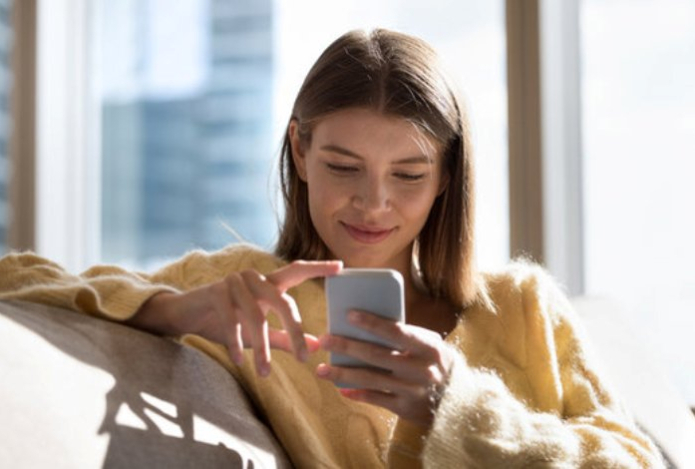 Косметолог объяснила, как увлечение гаджетами влияет на внешность