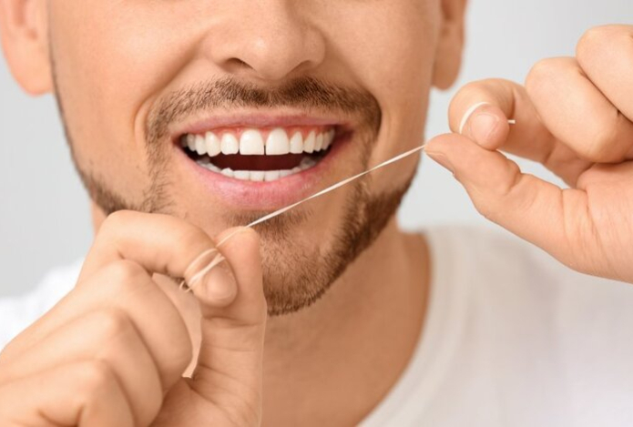 Стоматолог назвала правильный способ пользоваться зубной нитью