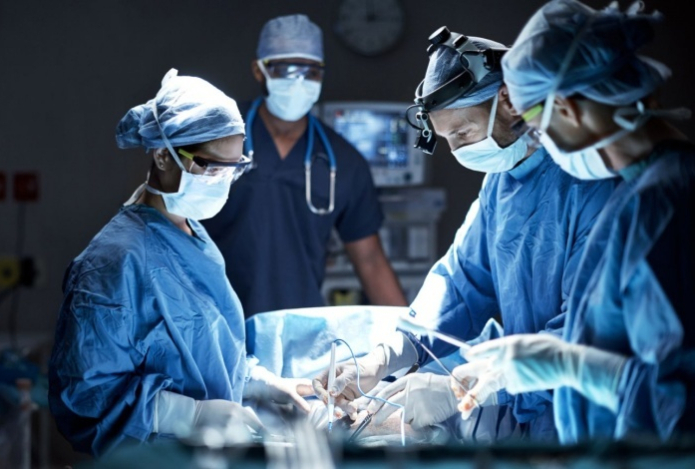 Девушка спела популярную песню прямо во время операции на головном мозге