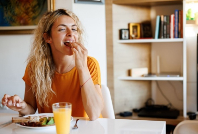 Завтрак в одно определённое время помогает сжигать жир на животе