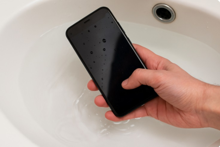 Ни в коем случае не делайте этого, если смартфон упал в воду