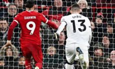 Курьезный гол помог определить нового лидера АПЛ. Видео