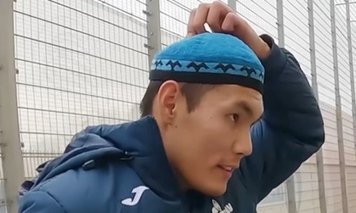 «У тебя на голове капуста». Появилось забавное видео с Нуралы Алипом, тюбетейкой и бразильской звездой «Зенита»