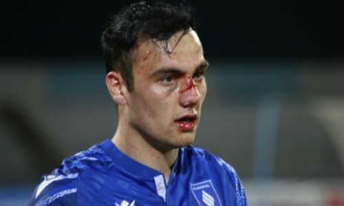В Узбекистане футбольный вратарь ударом головой сломал сопернику нос. Видео
