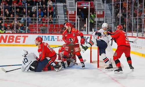 «Металлург» с казахстанцами в составе повел в серии полуфинала Кубка Гагарина