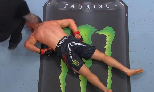 Видео тяжелого нокаута на последней секунде кровавого боя Гэтжи — Холлоуэй на UFC 300