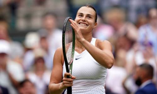 Арина Соболенко появилась на фото с миллионером в ярком красном платье