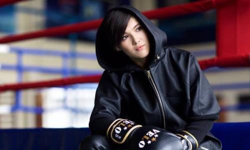 Чемпионка мира по боксу притворилась обычной девушкой в Алматы. Реакция мужчин бесценна