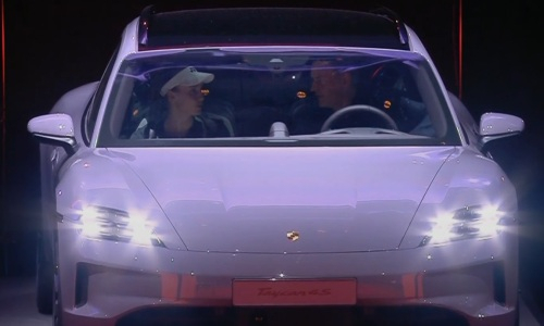 Елена Рыбакина покаталась на Porsche после завоевания титула. Видео