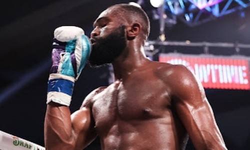 Нокаутировавший двух казахстанцев боксер сразится с абсолютным чемпионом мира