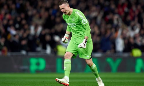 Вратарь сборной Украины отказался играть за «Реал» в новом сезоне