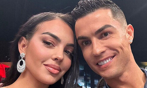 Роналду показал фото с Джорджиной из сауны