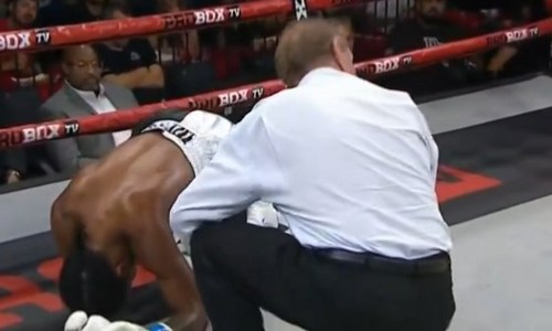 Боксер сложился пополам после мощного удара в корпус. Видео