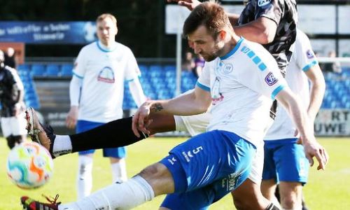 Экс-футболиста сборной Казахстана удалили с поля в матче чемпионата Германии