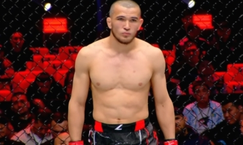 Непобежденный казахстанский файтер нокаутировал россиянина в первом раунде главного боя вечера MMA. Видео