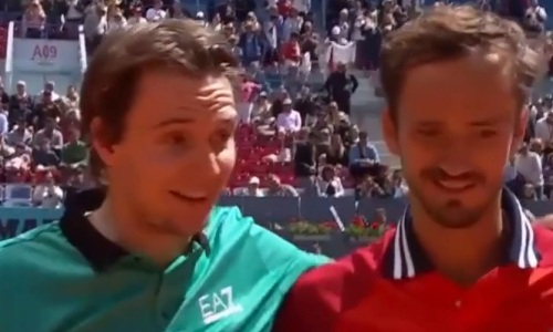 «Е**ть, ты меня свалил, б**!». Откровенный разговор лучших теннисистов Казахстана и России попал на видео