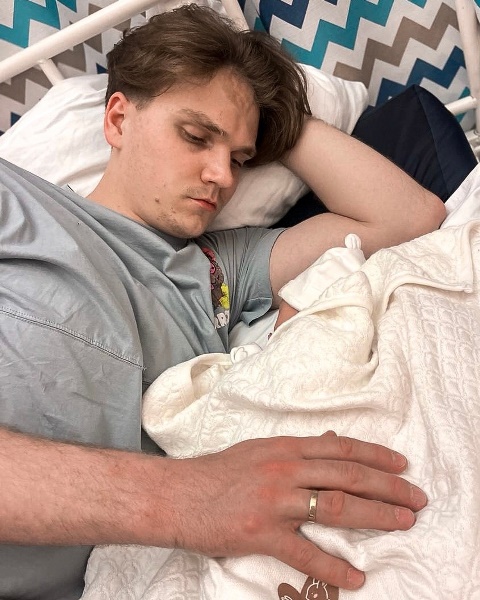 У голкипера «Барыса» и сборной Казахстана родилась дочь. Фото