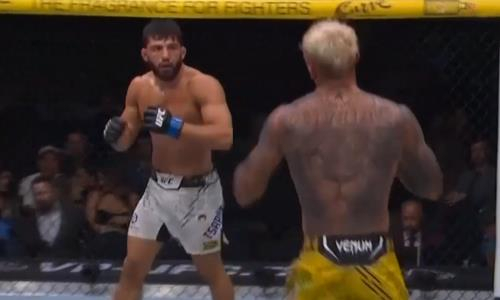 Видео полного боя Чарльз Оливейра — Арман Царукян на супертурнире UFC 300