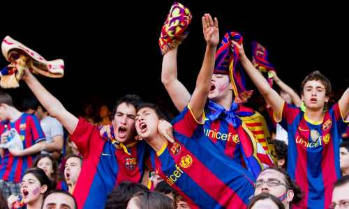 Фанаты «Барселоны» опозорились перед командой. Видео