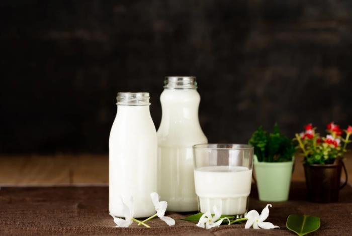 Правда ли, что взрослым нельзя пить молоко — нутрициолог закрыла волнующий всех вопрос