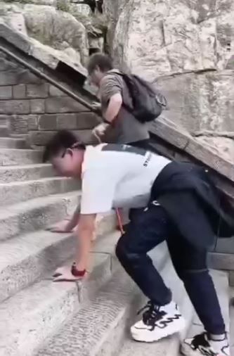 На гору Тайшань могут подняться только сильнейшие. Фото