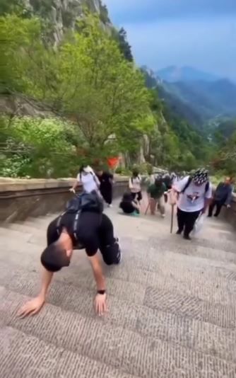 На гору Тайшань могут подняться только сильнейшие. Фото