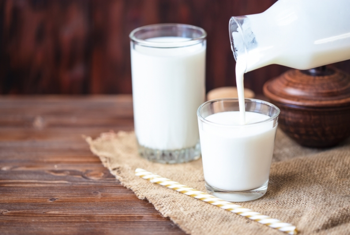 Что лучше пить на ночь — кефир или молоко
