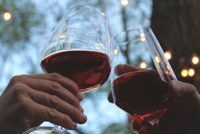 Ученые выяснили, надо ли пить вино для долголетия