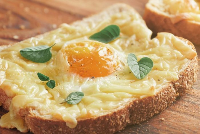 Можно ли есть яйца с хлебом на завтрак — диетолог указала на важный нюанс