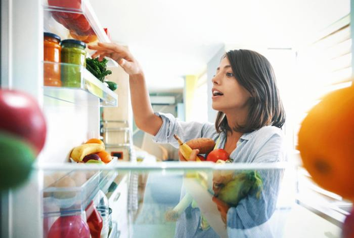Названы пять способов, как не сгноить продукты в холодильнике
