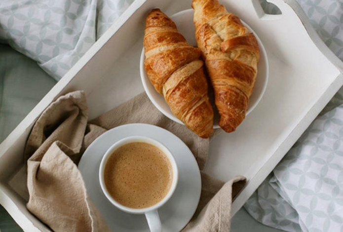 Можно ли пить на завтрак кофе и есть сладости