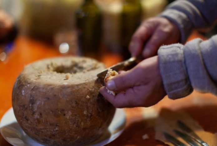 Назван самый опасный сыр в мире — вызывает рвоту и кровавый понос