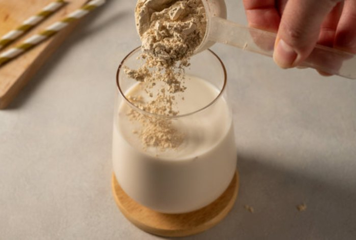 Фитнес-тренер ответила, когда нужно пить протеин