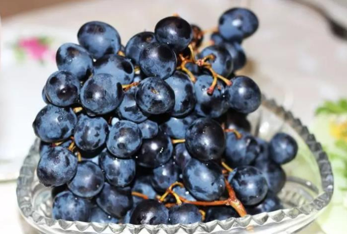 Можно ли есть виноград с косточками — польза и вред