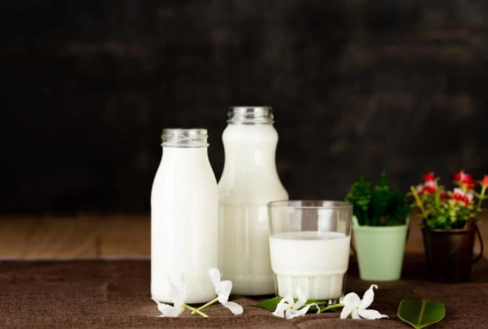 Правда ли, что взрослым нельзя пить молоко — нутрициолог закрыла волнующий всех вопрос