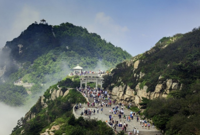 На гору Тайшань могут подняться только сильнейшие. Фото