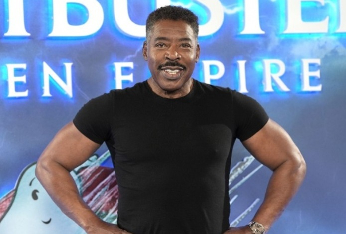 «Подталкивает меня, будто мне 20 лет». Звезда «Охотников за привидениями» рассказал о своём тренере 