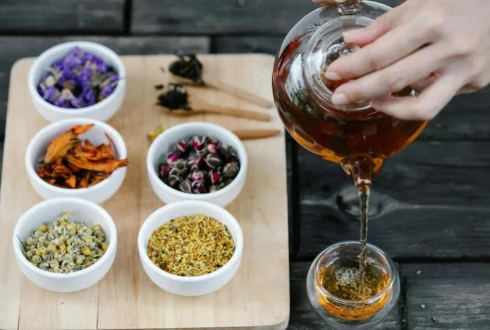 Раскрыты польза и вред травяных чаев для здоровья