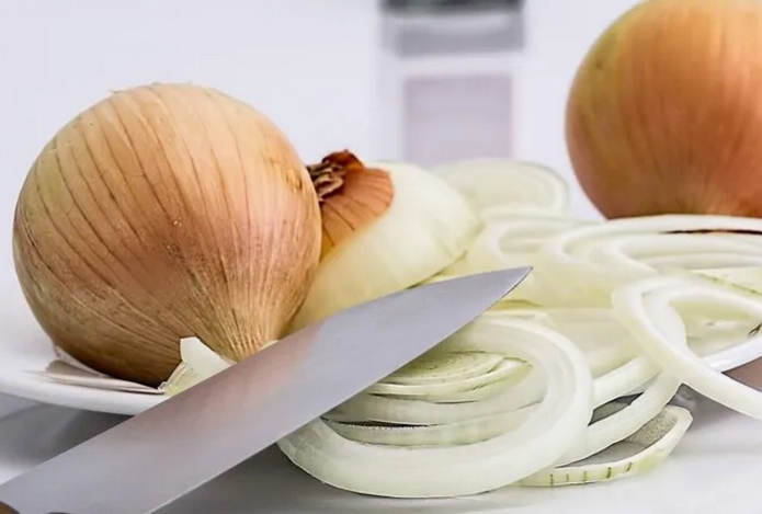 Стало известно о неожиданной пользе лука в уходе за волосами