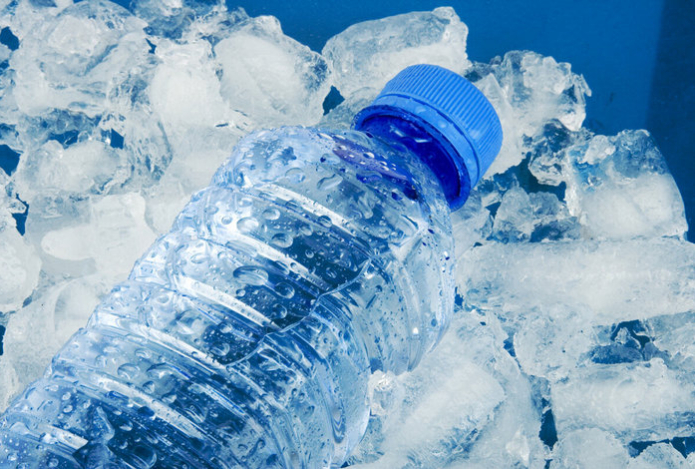 Врачи рассказали, кому опасно пить ледяную воду в жару